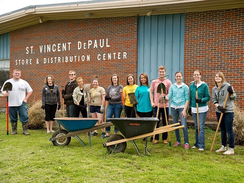 Mayerson volunteers working outdoors at St. Vincent DePaul