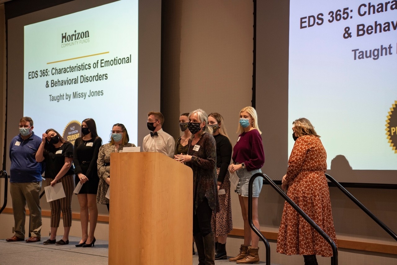 EDS 365 class presents award to the Phoenix Program
