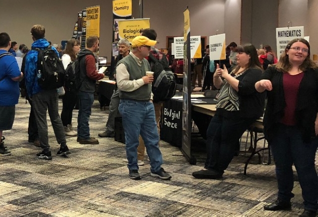 Students exploring different majors at Major-Minor Fair.