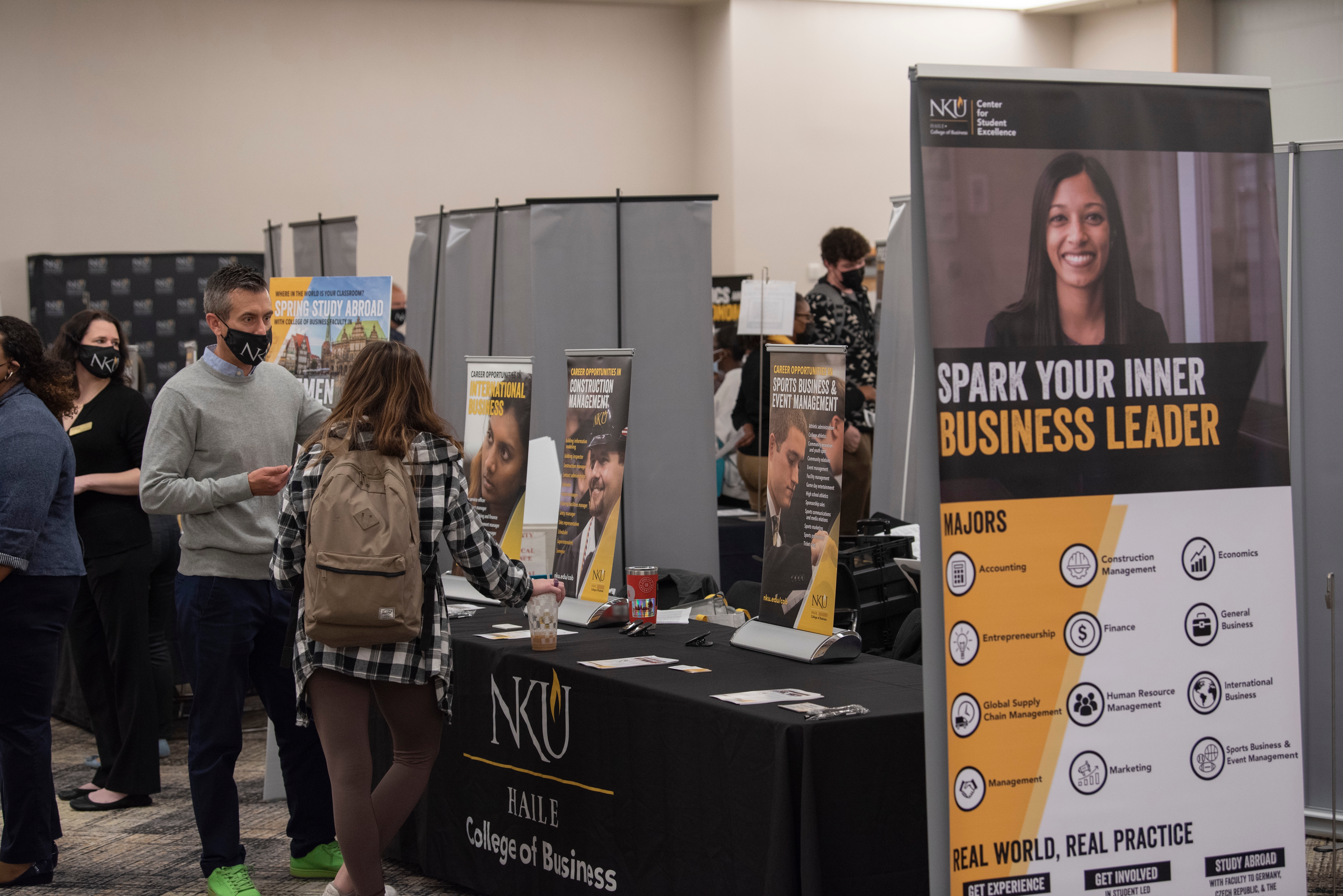 Students talk with faculty and staff at the Major/Minor Fair.