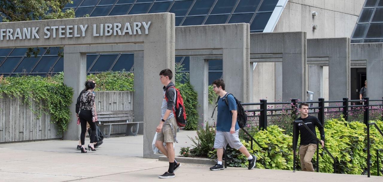 Students walking around the outside of Steely Library