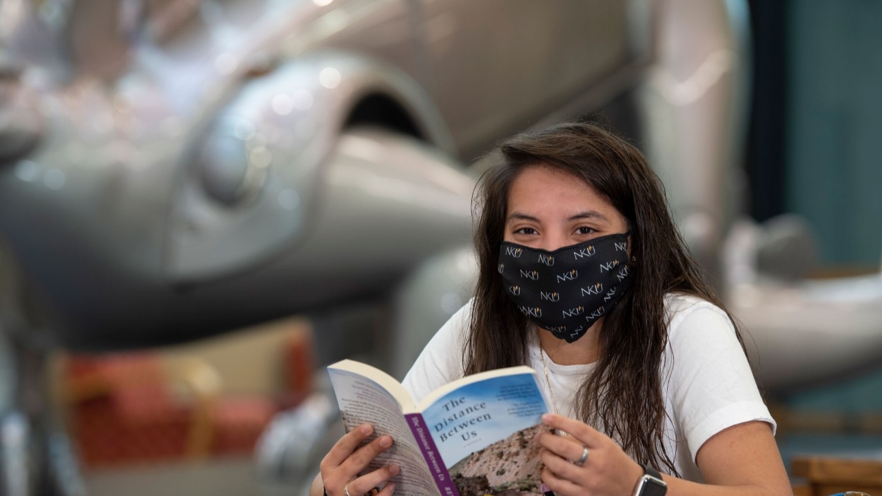 Student reading in Steely Library