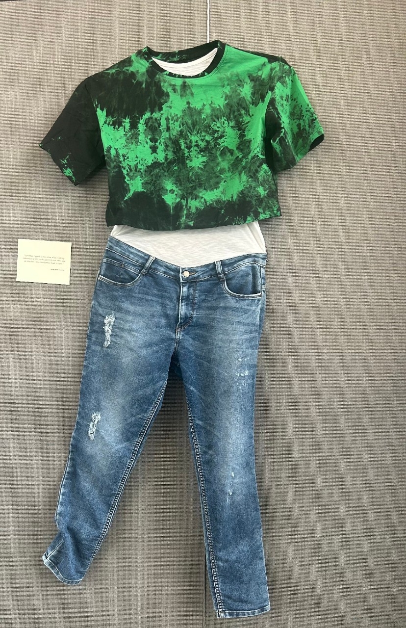 green tie-dye cropped t-shirt over a white tank top with skinny jeans